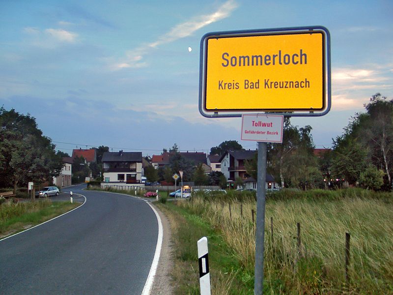 800px-Sommerloch_Schild.jpg